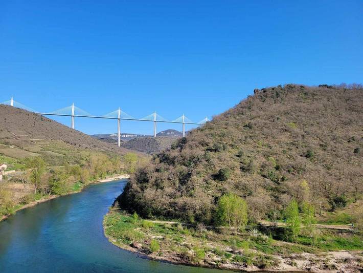Gîte pour 4 personnes, avec vue sur le lac ainsi que balcon et vue à Comprégnac