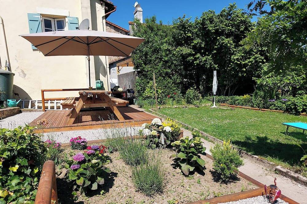 2Bed House Sleeps 4 - Parking, Views, 3min to Town in Confolens, Charente
