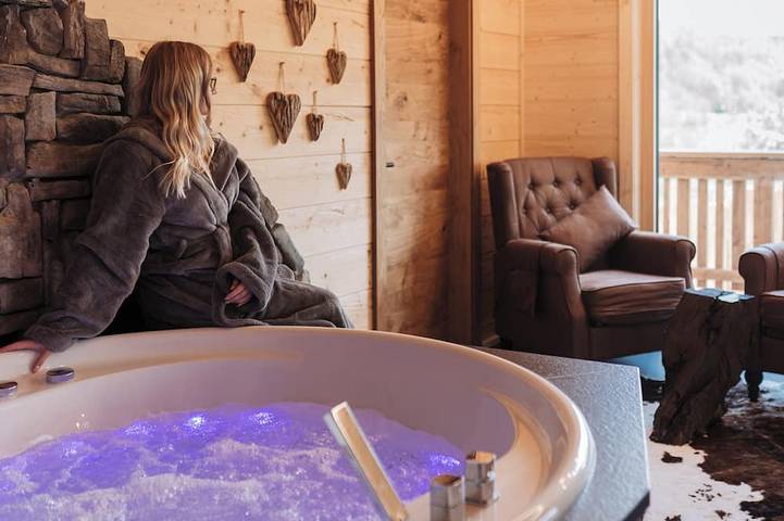 Chalet für 4 Personen, mit Balkon und Whirlpool sowie Garten und Sauna