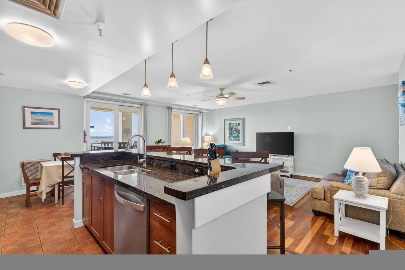 Entire apartment, New! Oceanfront Penthouse/ 2 Decks/ Pool/Beach/Gym in Virginia Beach
