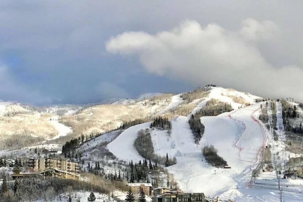 Ganze Wohnung, Walk 240 yds to Resort+Steps to Hot Tub/Free Town/Ski Bus-Wood Stove/Cabin Like Setting-Covered Deck in Steamboat Springs, Medicine Bow-Routt Nationalwald