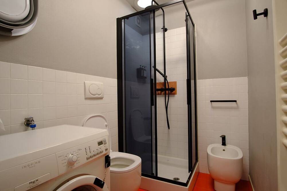 Entire apartment, A comfortable flat of 50sqm, ideal for four people, located on the third floor of a building without an elevator (access via stairs).The property is situated in the historic center, within the restricted traffic zone, just steps away from the Cathedral & in Piacenza, Piacenza Province