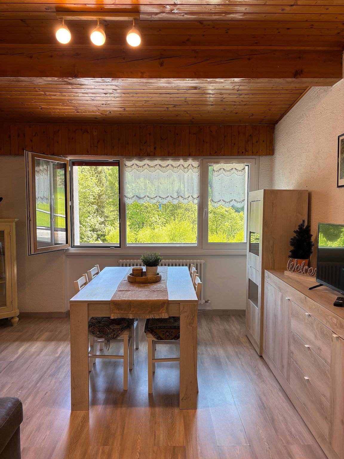 Ganze Wohnung, San Valentino Lodge: Panoramablick auf die Berge, Natur & überdachter Parkplatz in Brentonico, Gardasee-Berge