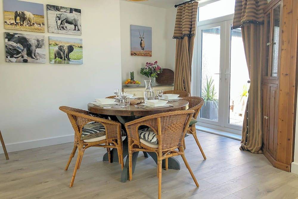 2 bedroom accommodation in Heswall, near Liverpool in Merseyside