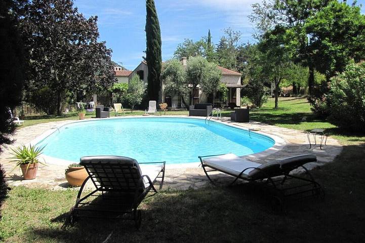 Gîte pour 4 personnes, avec jacuzzi ainsi que piscine et jardin