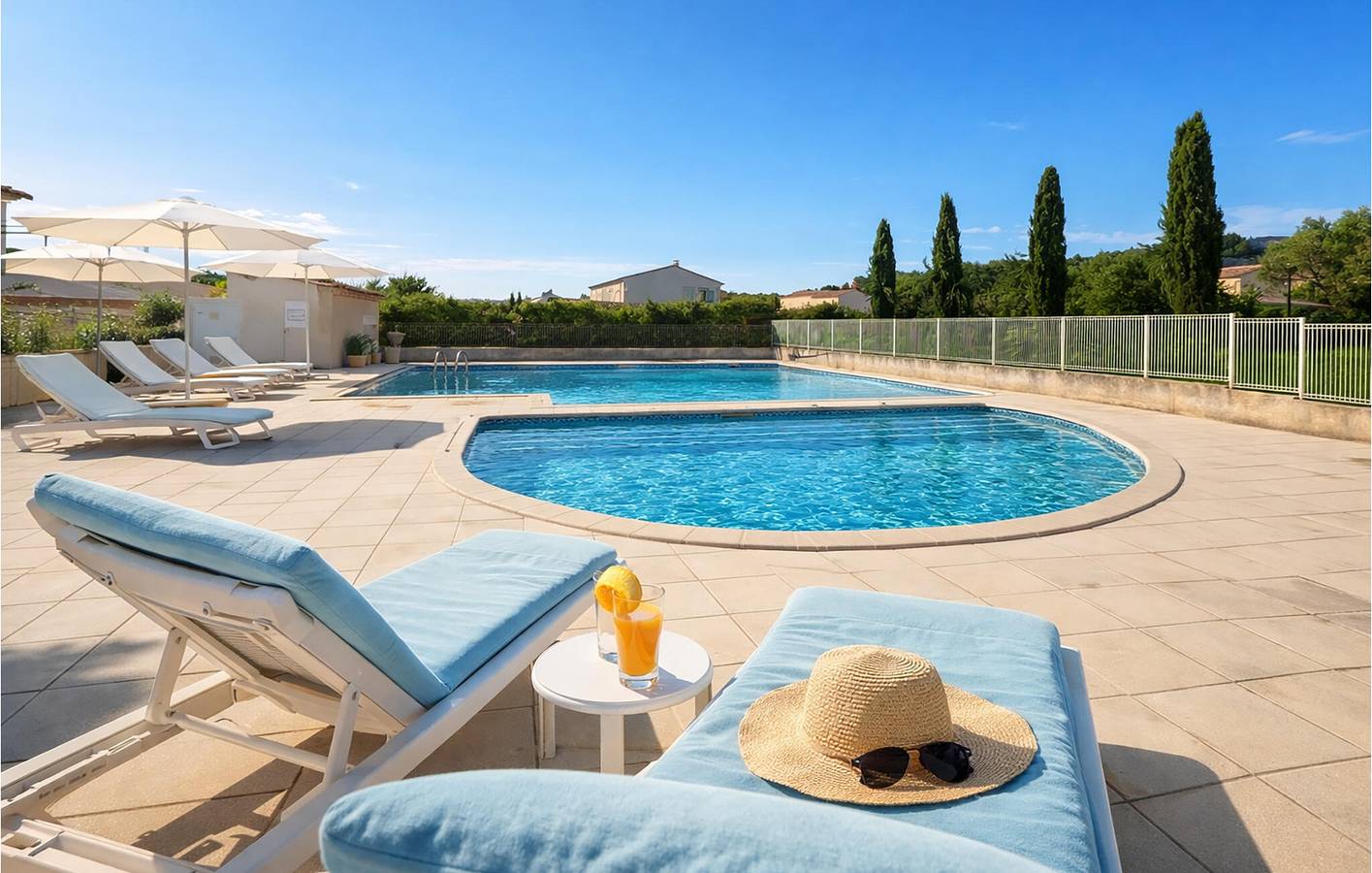 Entire holiday apartment, Charming Apartment with Pool & Terrace, 600m from Maussane-les-Alpilles Center in Paradou, Arles region