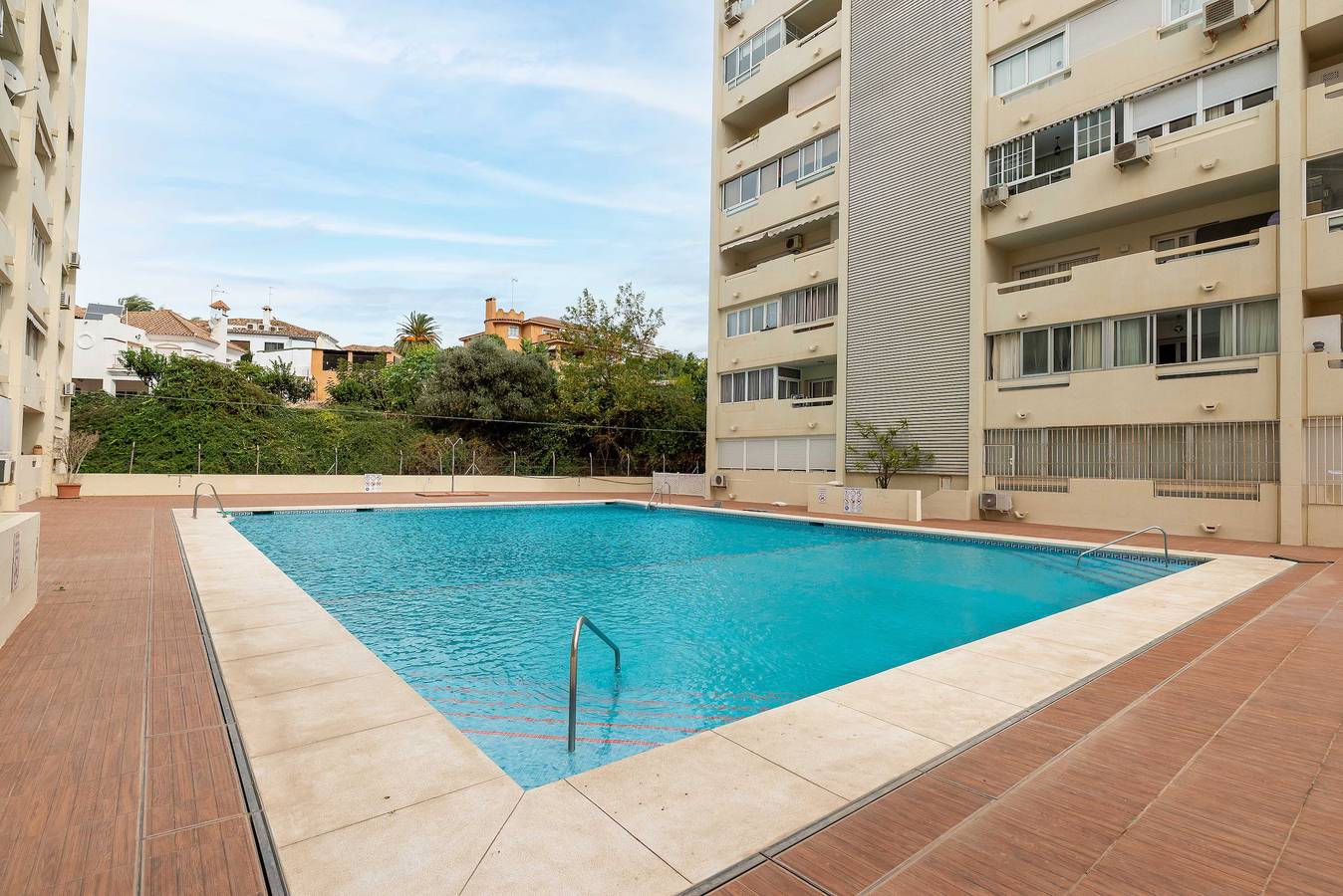 Apartamento entero, Apartamento "Piso cerca a la Playa" con piscina, balcón y Wi-Fi in Plaza de los Naranjos, Marbella