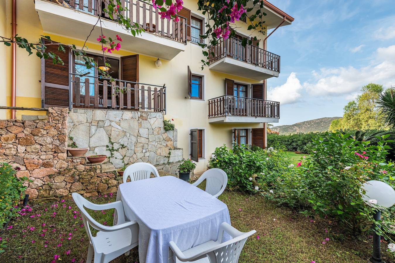 Casa de vacaciones "Chia B" Cerca de la playa con vistas al mar y jardín in Chia, Domus De Maria