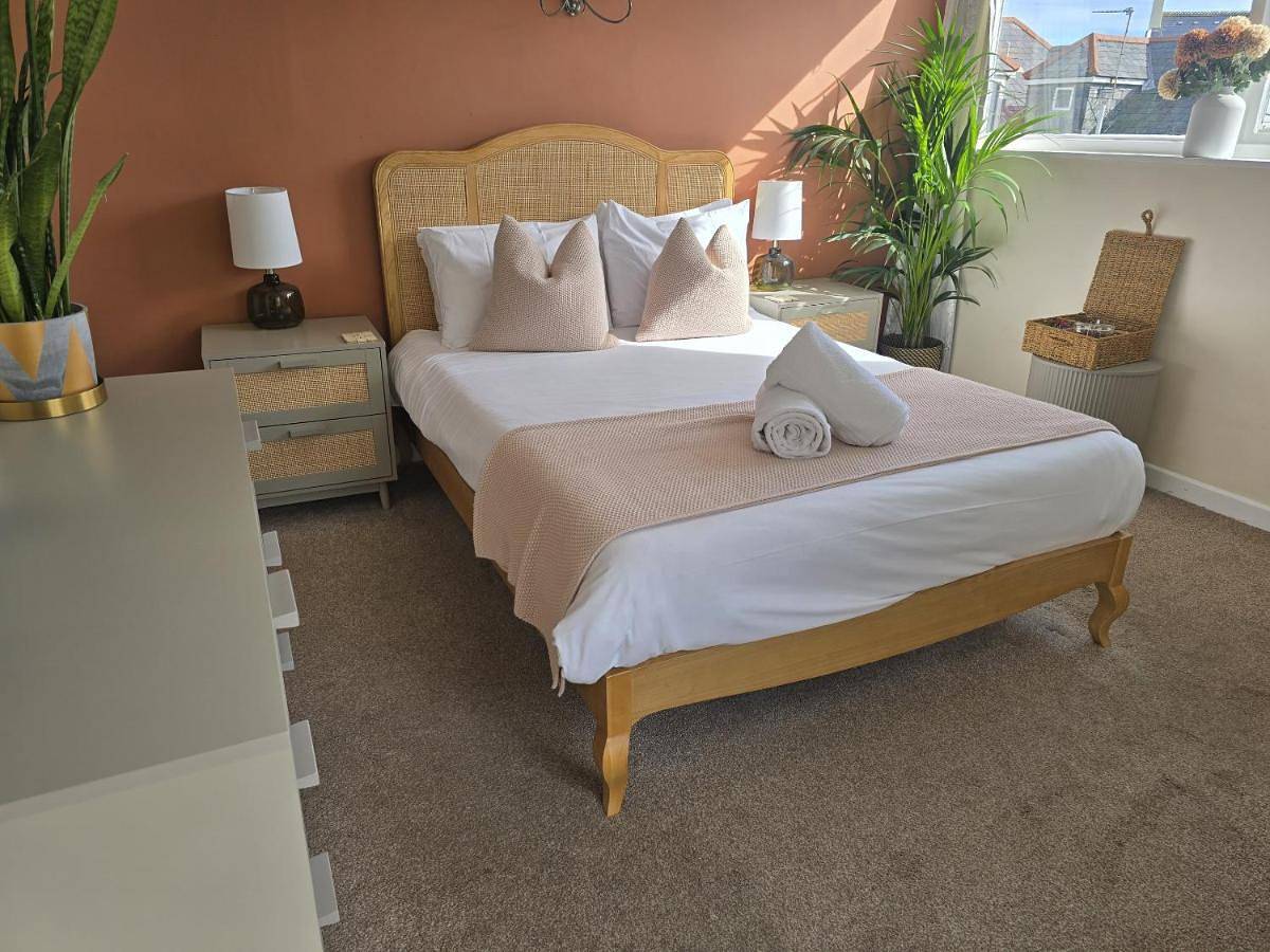 Triple Room with Shower in Seaton, Devon