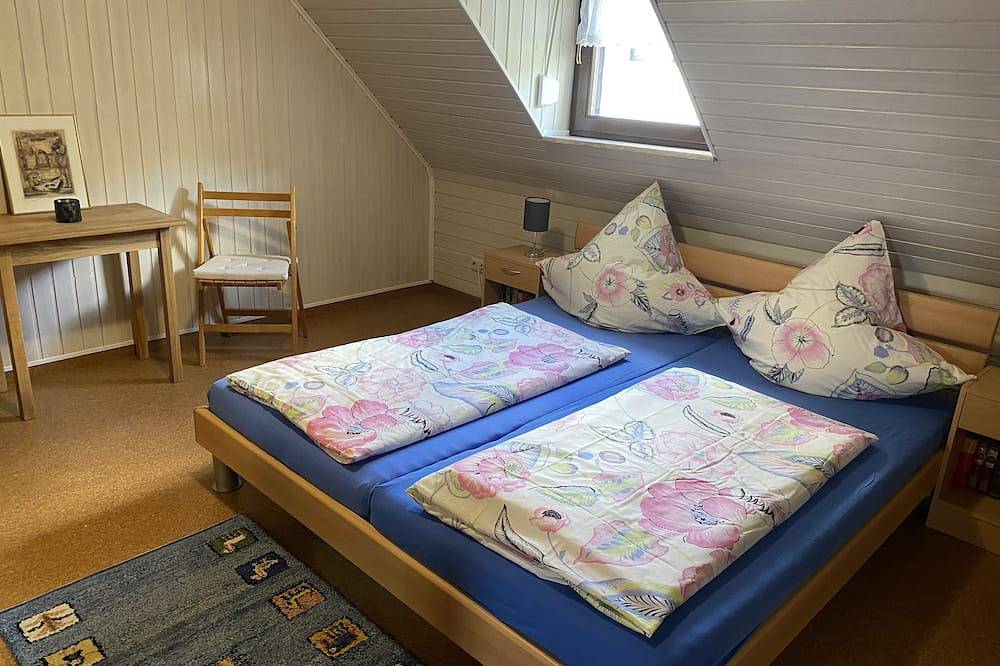 Ganze Wohnung, Schöne und moderne Ferienwohnung im gemütlichen Dachgeschoß! in Klüsserath, Moseleifel