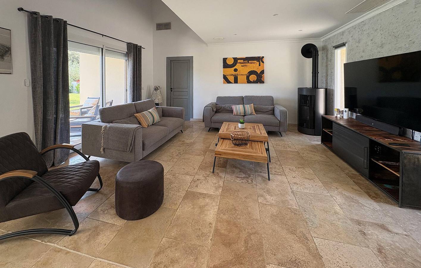 Schönes 2km-Center Apt: AC, Aussicht, Parkplatz, Pool & Internet in Uchaux, Vaucluse