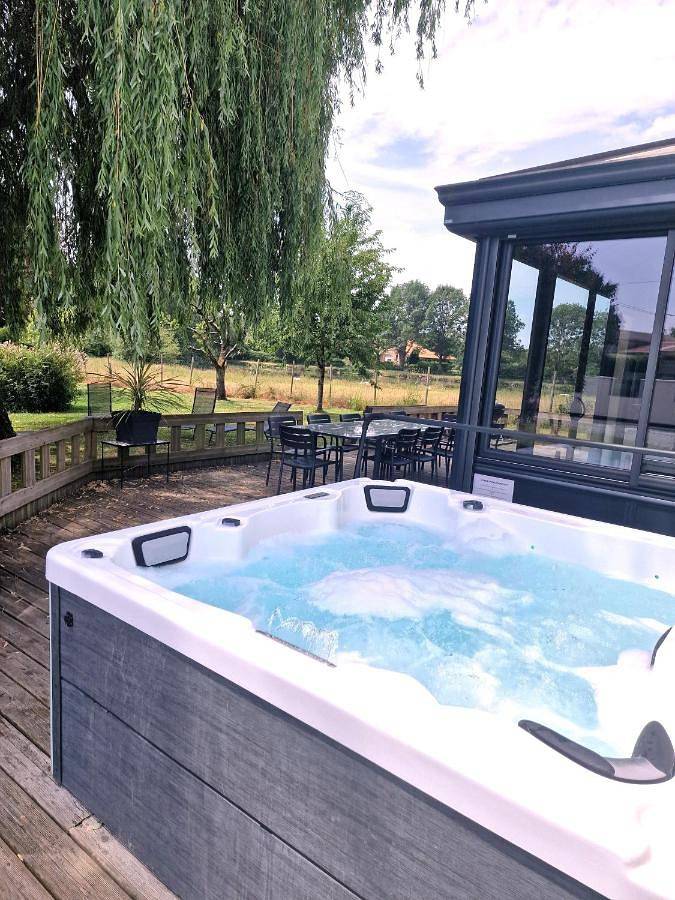 Location de vacances pour 14 personnes, avec jacuzzi et jardin à Nueil-les-Aubiers
