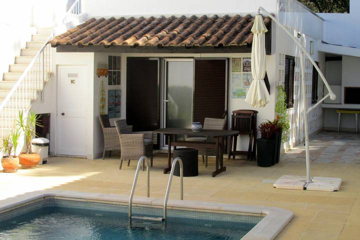 Apartamento estúdio para 4 pessoas, com jardim e vista para o mar e ainda piscina, com animais de estimação na Costa de Estoril