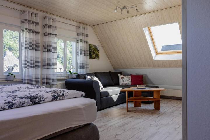 Ferienwohnung für 4 Personen, mit Ausblick und Terrasse in Winningen