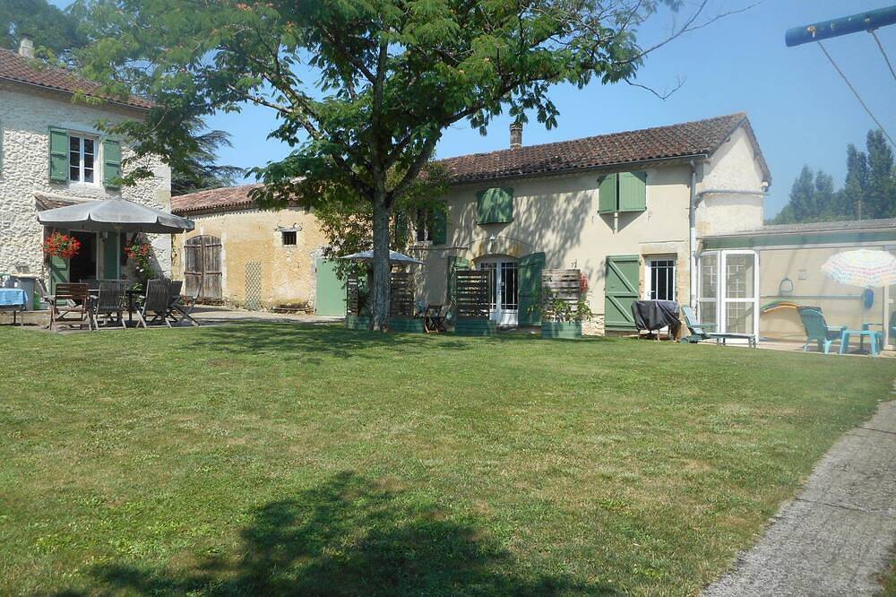 Green Shutters Gite In Sw France. Village Location. Heated Swimming Pool. in Castelnau-d'Auzan, Gers
