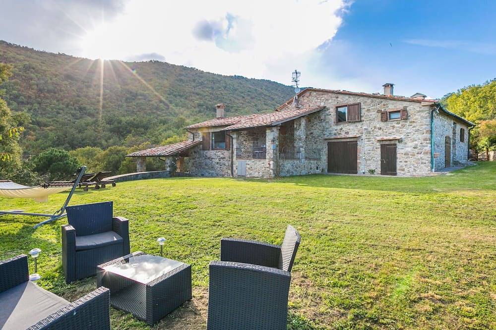 Appartamento intero, Elegante appartamento per 13 ospiti con Wifi, Tv, patio e animali ammessi in Montieri, Provincia di Grosseto