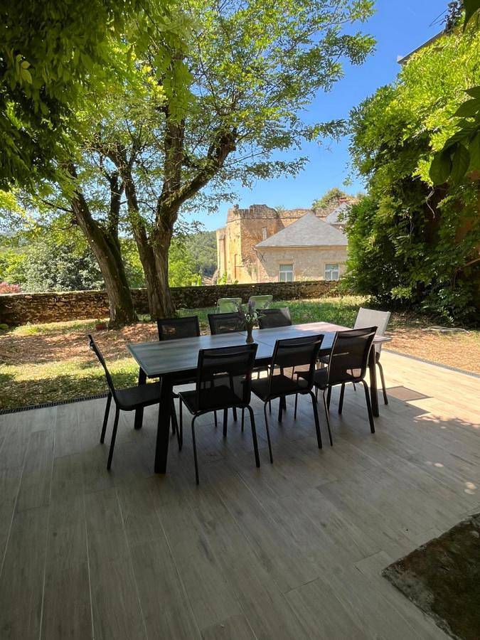 Location de vacances pour 11 personnes, avec piscine ainsi que vue et jardin à Carlux