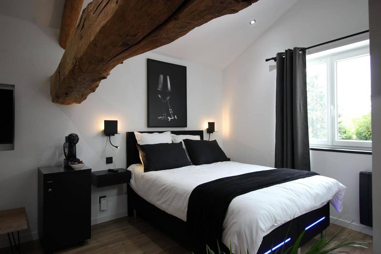 Deluxe Double Room with Castle View in Corcelles-en-Beaujolais, Région de Villefranche-sur-Saône