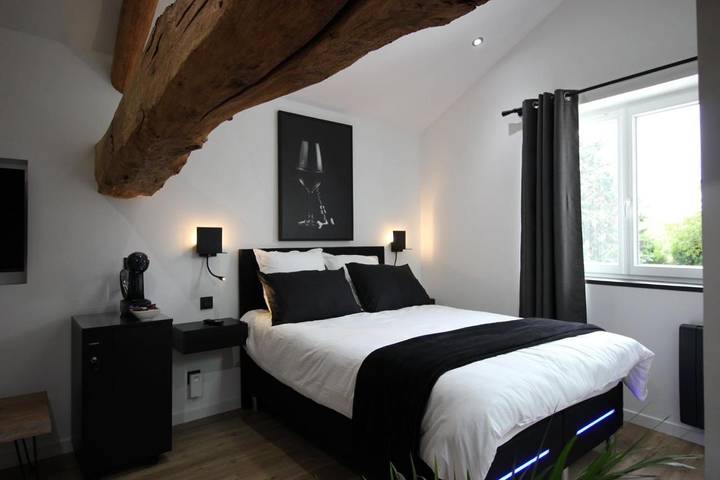 Chambre d’hôte pour 4 personnes, avec Balcon et Terrasse ainsi que Jardin et Piscine à Corcelles-en-Beaujolais
