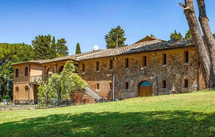 Ritiro in riva al fiume con piscina e giardino in Monteroni d'Arbia, Siena e dintorni