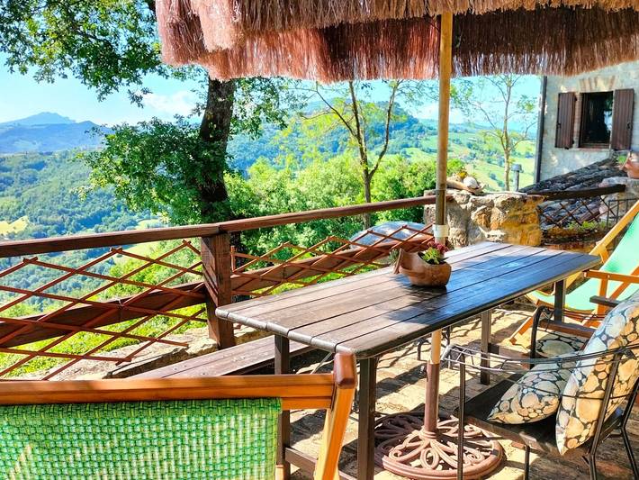 Ferienwohnung für 4 Personen, mit Terrasse und Garten sowie Pool und Ausblick in Penna San Giovanni