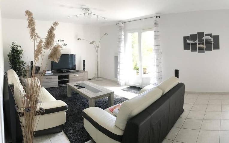 Location de vacances pour 4 personnes, avec terrasse et jardin à Corme-Royal