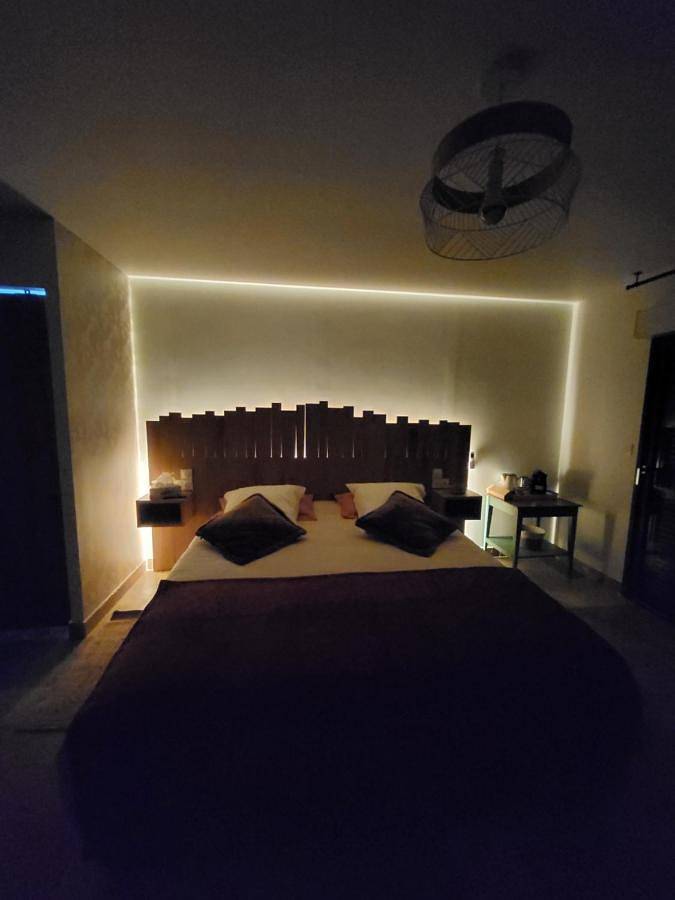 Gîte pour 2 personnes, avec jacuzzi et piscine ainsi que terrasse et jardin à Montigny-le-Chartif