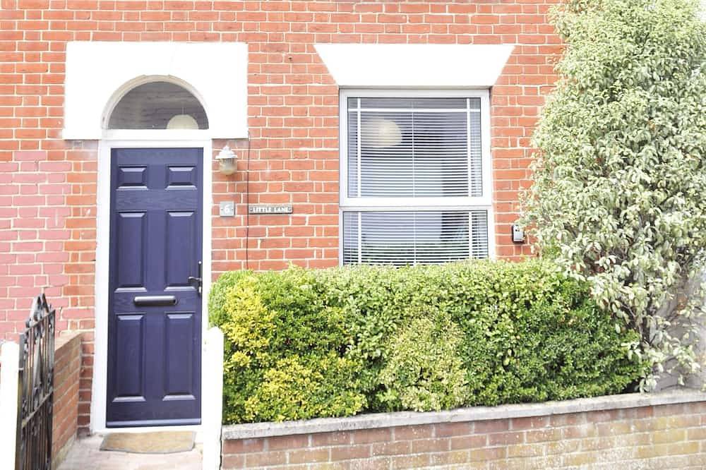 Little Lane is a charming, recently refurbished 2 bedroom cottage sleeping 4 in Gosport, Hampshire