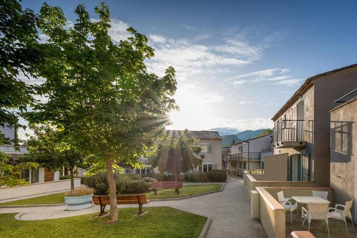 Appart’hôtel pour 4 personnes, avec Balcon et Jacuzzi ainsi que Terrasse et Jardin à Malaucène