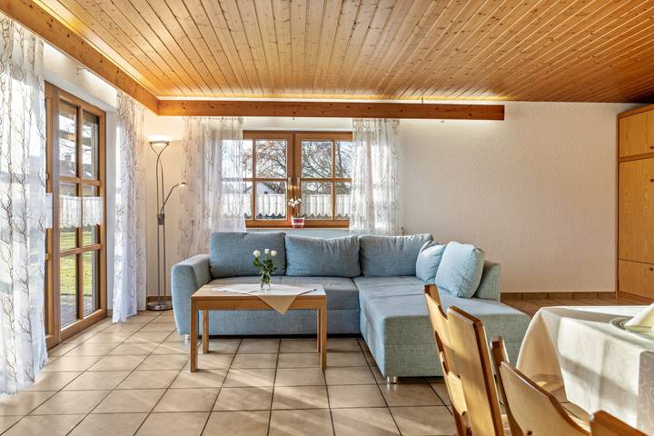 Geheel appartement, Appartement 'Ferienhaus Toni Rosenstube' met privé terras, gedeelde tuin en Wi-Fi in Hohenstein (Baden-Württemberg), Neckar-Alb