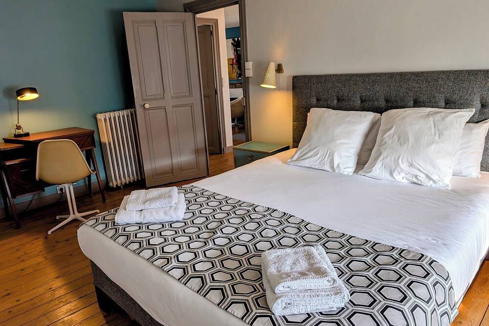 Appartement entier, Appartement Art et Vintage bord de mer à 1 minute à pied de la plage 4 personnes in Saint-Pair-sur-Mer, Côte de la Déroute