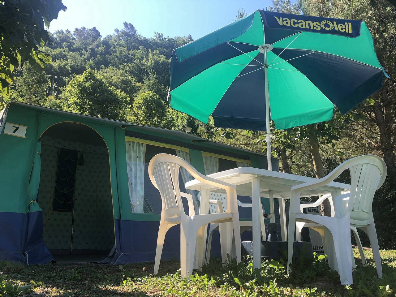 Camping Delle Rose — Volledig ingerichte tent 6 persoons tent Navajo in Isolabona, Alpes Ligures