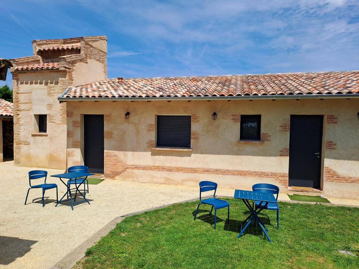 Queen Room with Pool View in Montauban, Tarn-et-Garonne