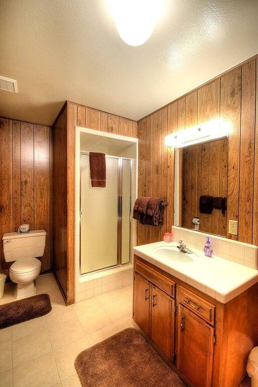 Papa Bear Cabin bietet 1 Queensize-Bett in der Master-Suite, 2 große Betten im Schlafzimmer im Obergeschoss ... in Wawona, Mariposa County