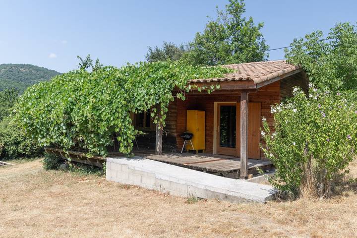 Chalet 'Jaune 4 - 5 Persoons' met Balkon en Wifi in Darbres, Ardèche