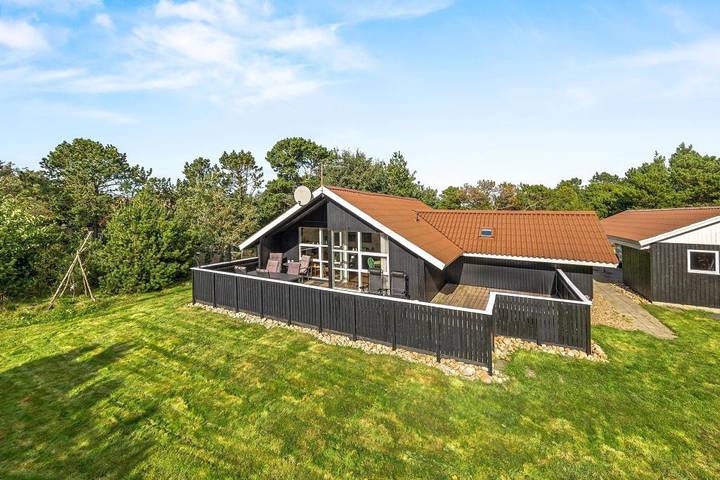 Ferienhaus mit Meerblick für 6 Personen, mit Balkon/Terrasse und Terrasse sowie Garten und Sauna in Vejers Strand