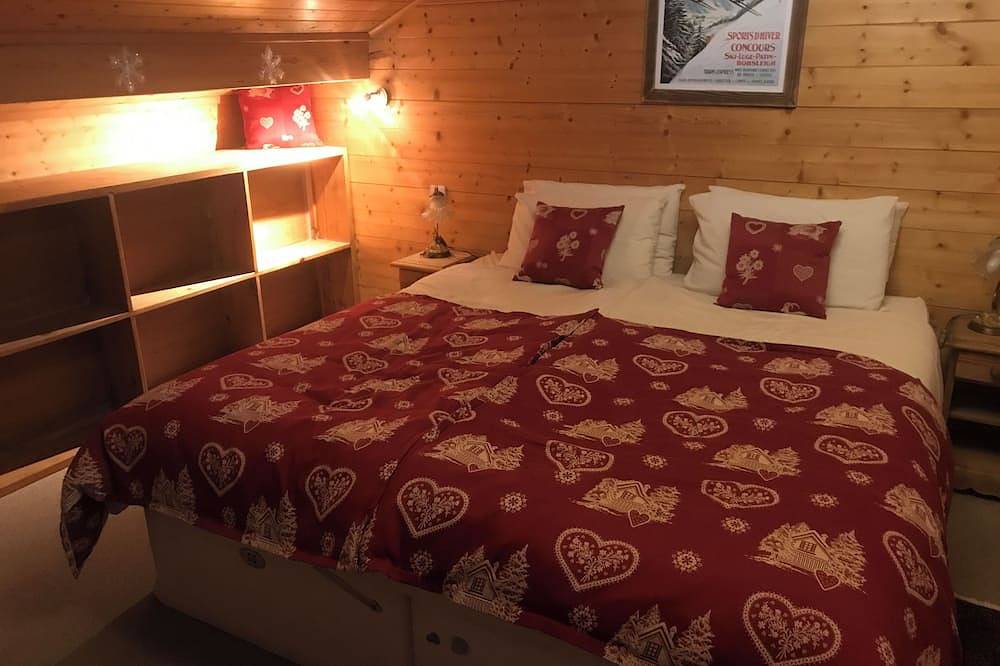 Cosy, mountain-decorated 4-person room with table d'hôtes option in Station de Morillon, Grand Massif