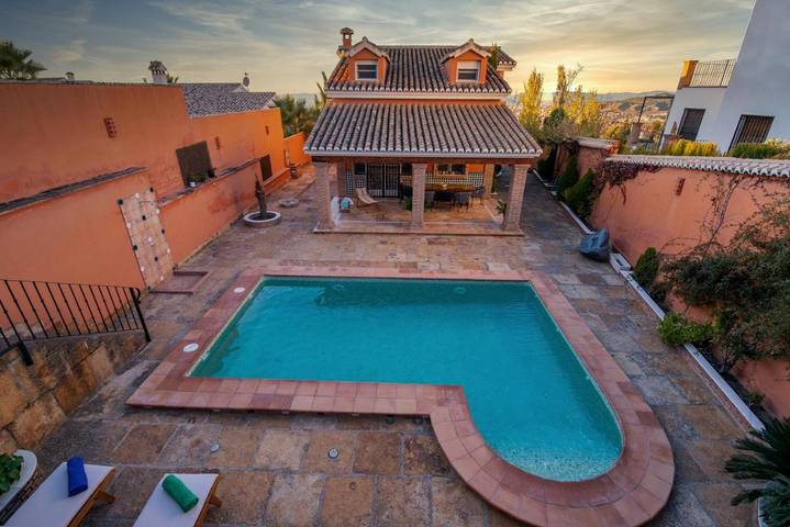 Apartamento para 2 personas, con jardín además de piscina y jacuzzi en Monachil