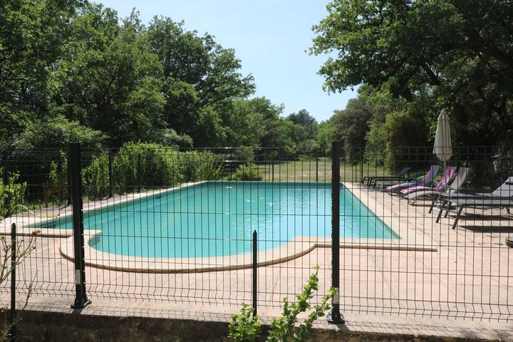 Château pour 28 personnes, avec terrasse ainsi que piscine et jardin dans les Bouches-du-Rhône - 4