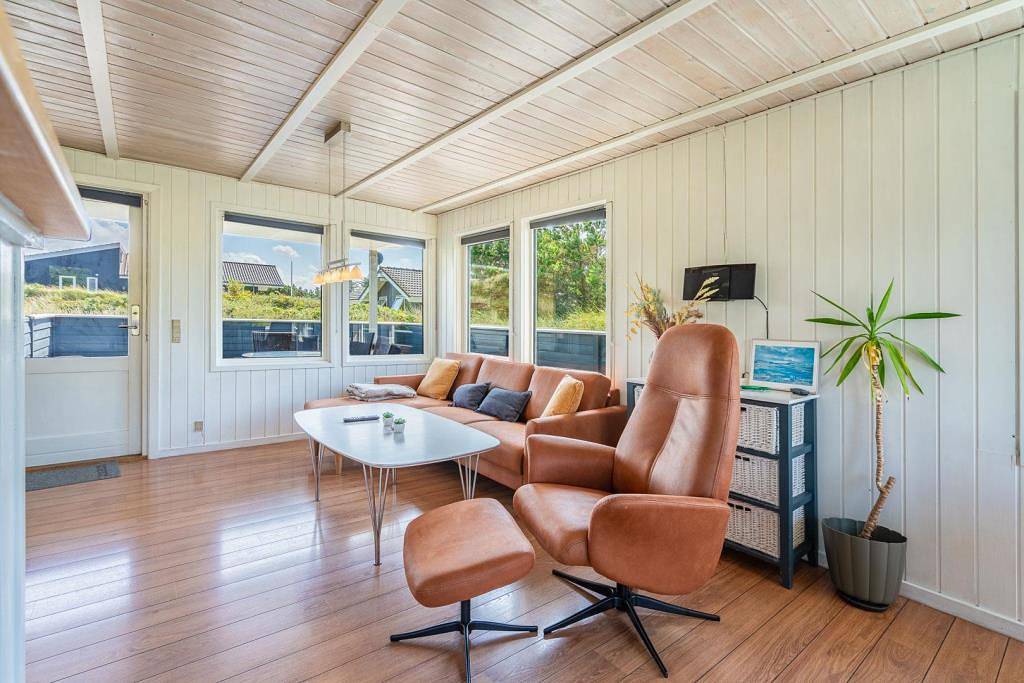 Flot og velholdt feriehus med sauna og flere læ fulde terrasser. in Henne, Varde Region