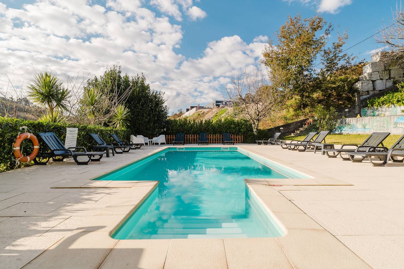 Holiday Home 'Alojamento Casa Da Pedra Verde' with Mountain View, Private Pool and Wi-Fi in Tabuaças, Braga District