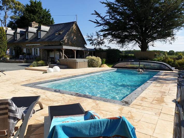 Gîte pour 4 personnes, avec Jacuzzi et Terrasse ainsi que Jardin et Piscine à Plouvara