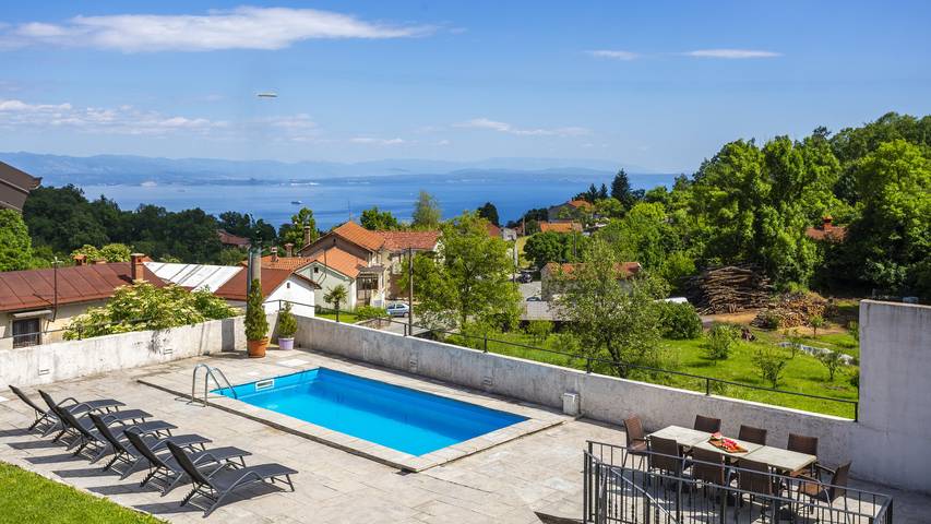 Villa pour 8 personnes, avec terrasse ainsi que jardin et jacuzzi dans Grad Opatija