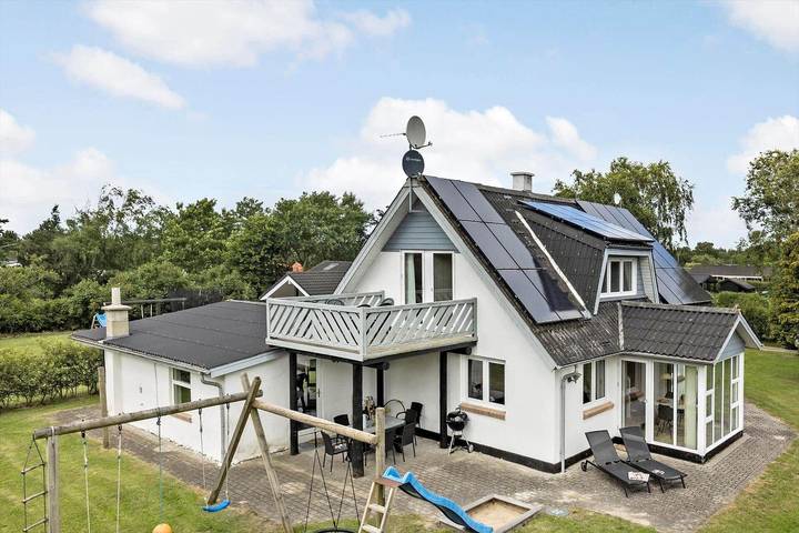 Ferieudlejning for 8 personer, med sauna og terrasse samt jacuzzi, husdyr tilladt i Fjellerup Strand