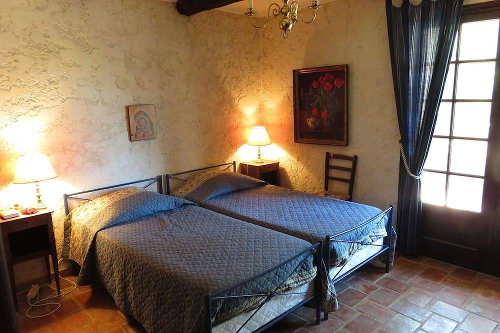 Rustic villa with a large swimming-pool, close to the sea in Puget-sur-Argens, Draguignan region