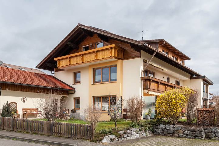 Geheel appartement, Appartement 'Schloßberg' met uitzicht op de bergen, balkon en Wi-Fi in Hopferau, Zwaben (Bayern)