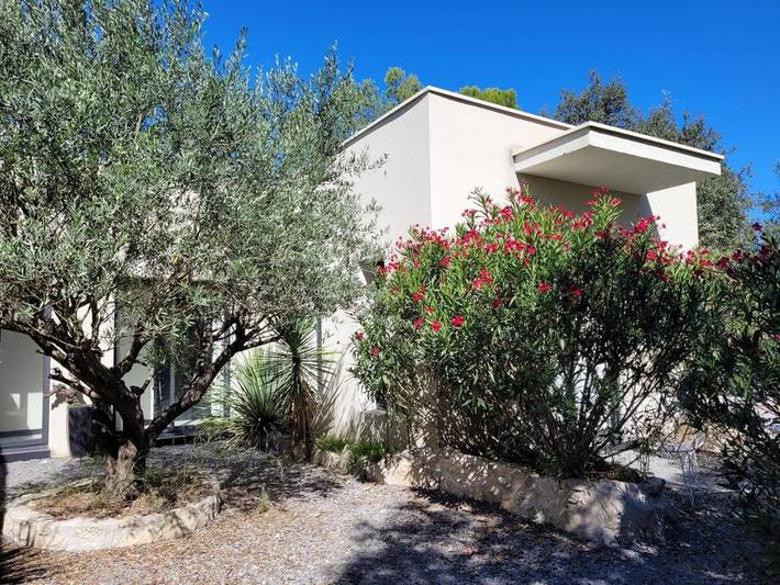 Location de vacances pour 2 personnes, avec vue ainsi que piscine et jardin à Vacquières - 2