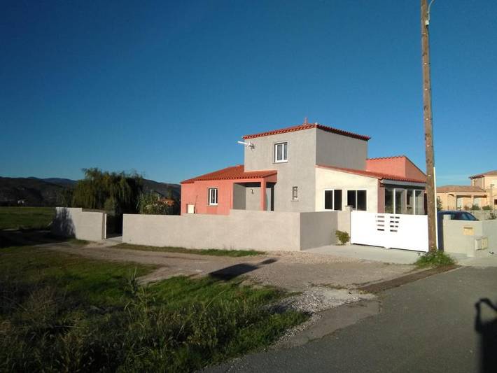 Villa pour 6 personnes, avec terrasse ainsi que piscine et vue