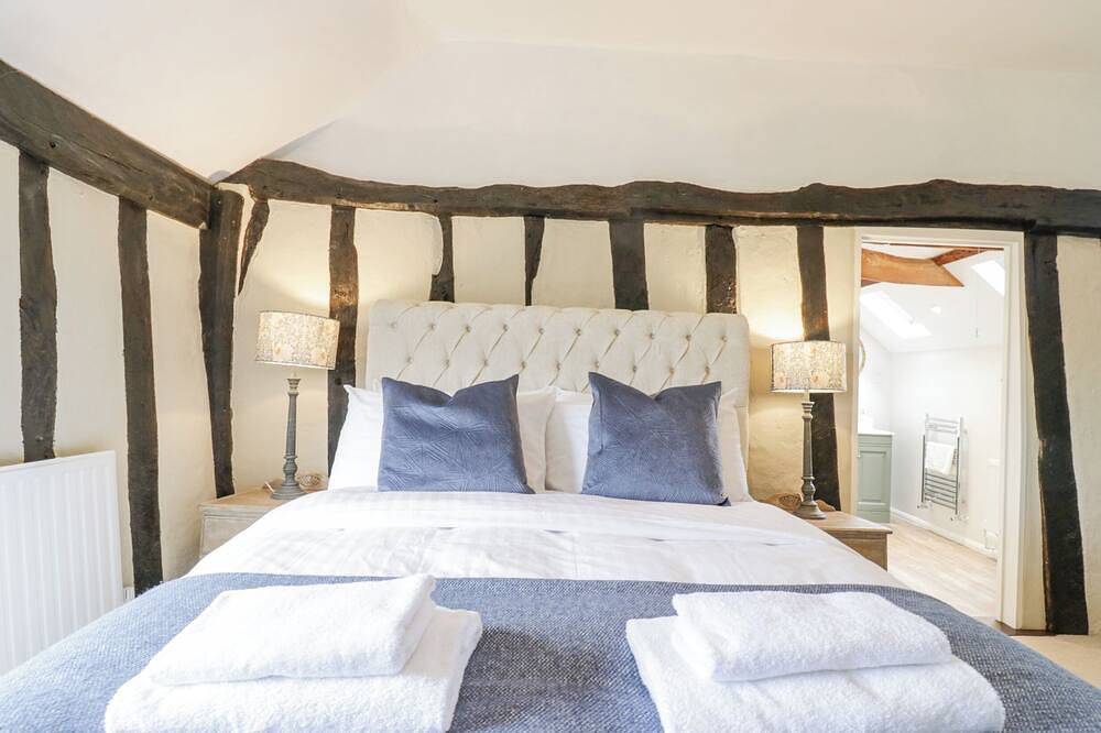 Knights Farm, pet friendly, character holiday cottage in Harkstead in Suffolk