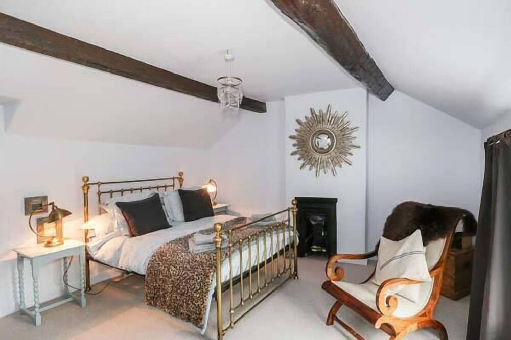 Rose Cottage, pet friendly, with open fire in Ashford-In-The-Water in Ashford in the Water, Derbyshire